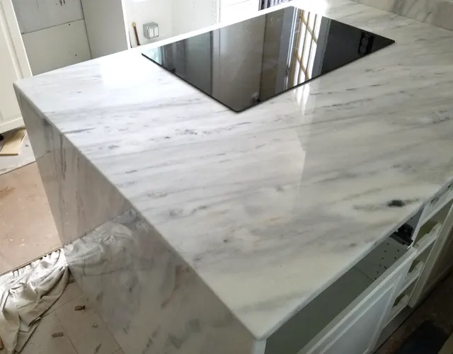 Close-up of a veined white quartz worktop with a mitred edge